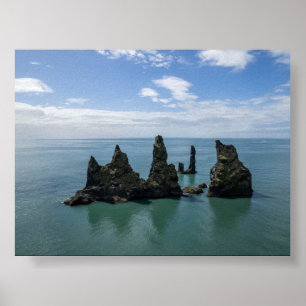 De Reynisdrangar rotsformaties in IJsland Poster
