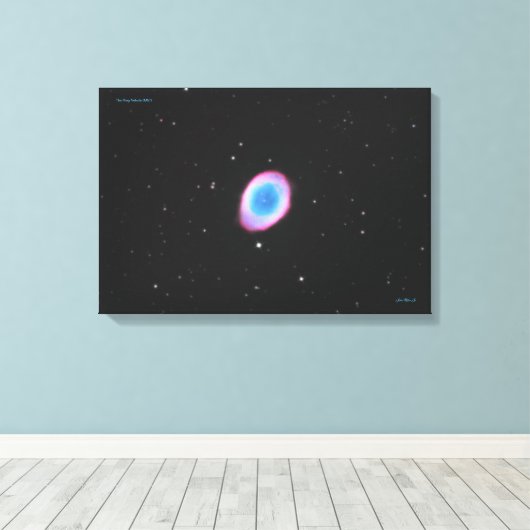 De ringnevel (M57) - Medium Canvas Afdruk (Insitu (Houten vloer))