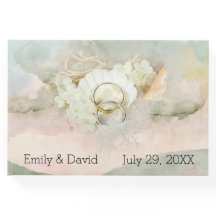 De Rings van het huwelijk in Seashell en Zand