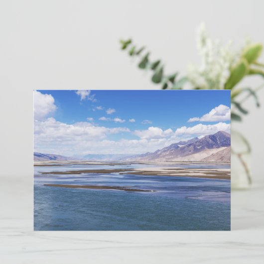 De rivier de Brahmaputra en het berglandschap - Ti Kaart (Staand voorkant)