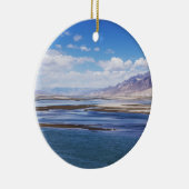 De rivier de Brahmaputra en het berglandschap - Ti Keramisch Ornament (Rechts)