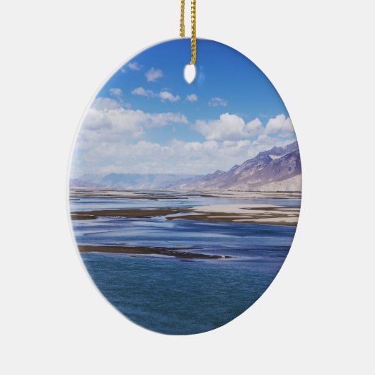 De rivier de Brahmaputra en het berglandschap - Ti Keramisch Ornament (Rechts)