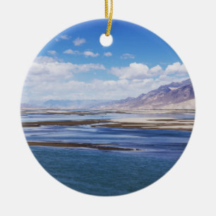 De rivier de Brahmaputra en het berglandschap - Ti Keramisch Ornament