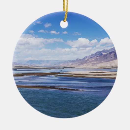 De rivier de Brahmaputra en het berglandschap - Ti Keramisch Ornament (Voorkant)