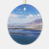 De rivier de Brahmaputra en het berglandschap - Ti Keramisch Ornament (Links)