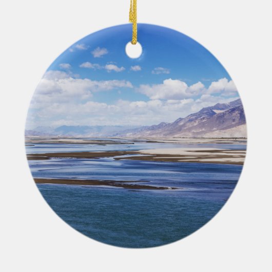 De rivier de Brahmaputra en het berglandschap - Ti Keramisch Ornament (Achterkant)