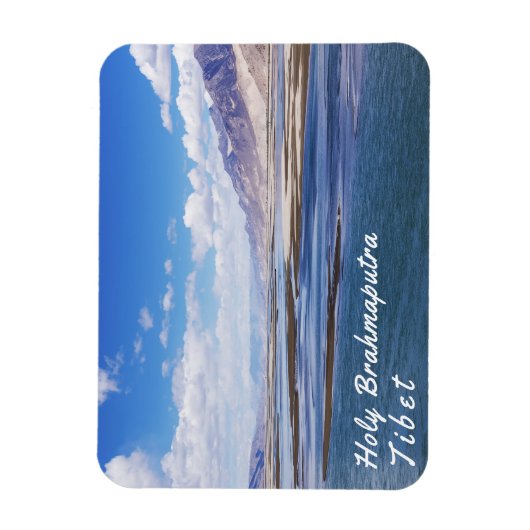 De rivier de Brahmaputra en het berglandschap - Ti Magneet (Verticaal)