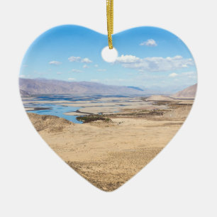 De rivier de Brahmaputra en het woestijnlandschap Keramisch Ornament
