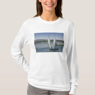 De rivier de Nijl en zeilboten gebruikt als T-shirt