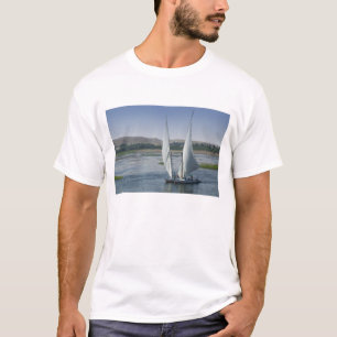 De rivier de Nijl en zeilboten gebruikt als T-shirt