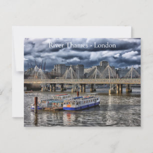 De rivier de Theems Londen onder een bewolkte heme Briefkaart