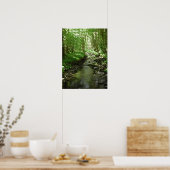 De rivier die door bosgebied stroomt. poster (Keuken)