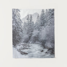 De rivier die door het winterbos Mojstrana stroomt Wandkleed