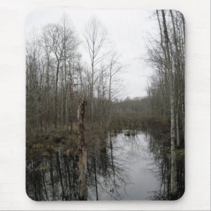 De rivier door de wilde natuur muismat
