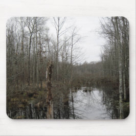 De rivier door de wilde natuur muismat