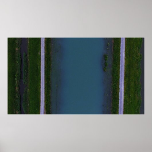 De rivier langs de weg poster (Voorkant)