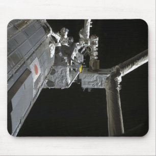 De robotarm van de Japanse Experiment Modu Muismat