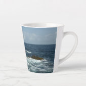 De Rocky Coast and Blue Ocean van Aruba Latte Mok (Rechts)