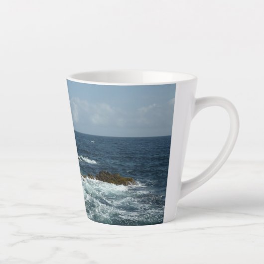 De Rocky Coast and Blue Ocean van Aruba Latte Mok (Rechts)