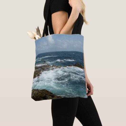 De Rocky Coast and Blue Ocean van Aruba Tote Bag (Dichtbij)