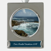 De Rocky Coast and Blue Ocean van Aruba Verzilverd Banner Ornament (Voorkant)