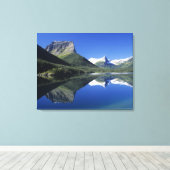 De Rocky Mountains weerspiegeld op Saint Mary Lake Canvas Afdruk (Insitu (Houten vloer))