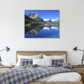 De Rocky Mountains weerspiegeld op Saint Mary Lake Canvas Afdruk (Insitu (Slaapkamer))