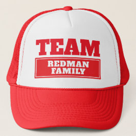 De rode gepersonaliseerde teamnaam van het team of trucker pet