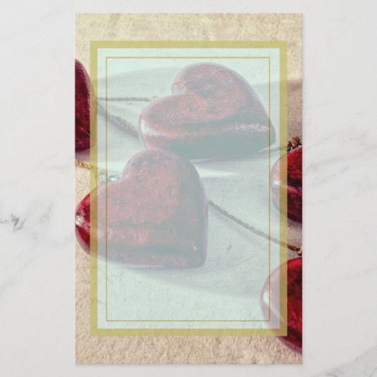 De rode Houten Harten bonden op een Koord samen Briefpapier (Voorkant)