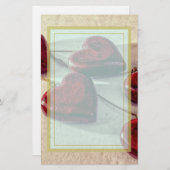 De rode Houten Harten bonden op een Koord samen Briefpapier (Voorkant / Achterkant)