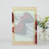 De rode Houten Harten bonden op een Koord samen Briefpapier (Staand voorkant)