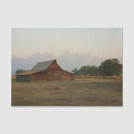 De rode houten schuur doet ons zijn dak dicht tissuepapier