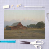 De rode houten schuur doet ons zijn dak dicht tissuepapier (Craft)