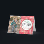 De rode & Witte Chevron Gepersonaliseerde Foto van Feestdagen Kaart<br><div class="desc">Modern rood & wit chevronontwerp met etiket in wit om uw bericht van Kerstmis toe te voegen - upload uw familiefoto & verzend "prettige feestdagen (plural:)" gepersonaliseerd naar vrienden & familie dit jaar! De Studio's Storytree,  Stanford,  CA van de fotografie ©</div>
