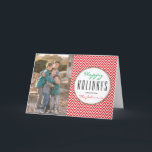 De rode & Witte Chevron Gepersonaliseerde Foto van Feestdagen Kaart<br><div class="desc">Modern rood & wit chevronontwerp met etiket in wit om uw bericht van Kerstmis toe te voegen - upload uw familiefoto & verzend "prettige feestdagen (plural:)" gepersonaliseerd naar vrienden & familie dit jaar! De Studio's Storytree,  Stanford,  CA van de fotografie ©</div>
