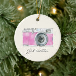 De Roze Camera van de Waterverf van de Retro Perso Keramisch Ornament<br><div class="desc">Dit stijlvolle keramische ornament is voorzien van een retro-stijl waterverf camera in roze. Pas het aan met jouw naam. Geweldig cadeauidee voor fotografen.</div>