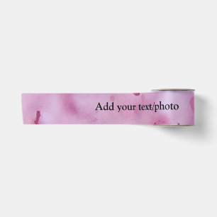 De roze hand van de waterverf schilderde abstracte satijnen lint