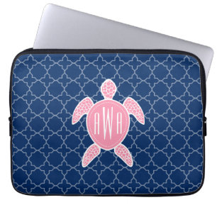 De Roze Schildpad met monogram Blauwe Quatrefoil Laptop Sleeve