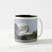 De ruimtependelAtlantis ontruimt zijn belemmerings Tweekleurige Koffiemok (Voorkant rechts)