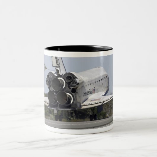 De ruimtependelAtlantis ontruimt zijn belemmerings Tweekleurige Koffiemok (Center)