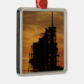 De ruimtependelAtlantis op het lanceerpad Metalen Ornament (Rechts)