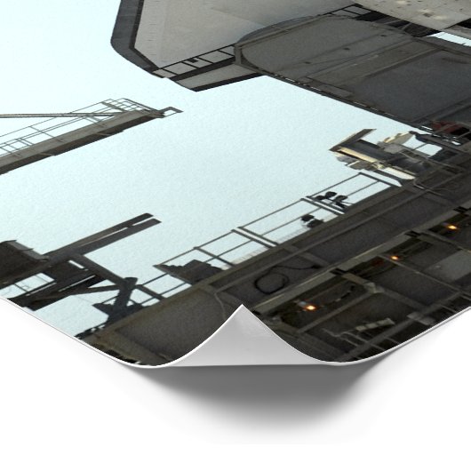 De ruimtependelAtlantis zit op het lanceringspad Poster (Hoek)