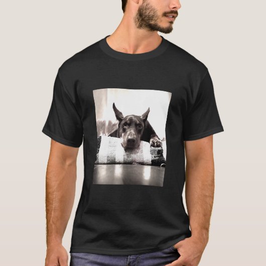De rustende doberman in zwart-wit t-shirt (Voorkant)