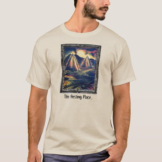 De rustplaats, piramiden t-shirt (Voorkant)