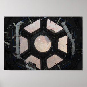 De Sahara is zichtbaar door de ramen Poster