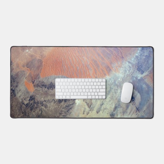 De Saharawoestijn in Algerije, Noord-Afrika. Bureaumat (Keyboard & Muis)