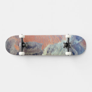 De Saharawoestijn in Algerije, Noord-Afrika. Persoonlijk Skateboard