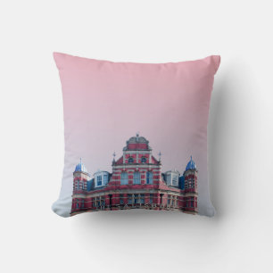 DE SALISBURY-BOUW ONDER PINKSKIES KUSSEN
