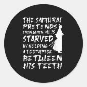De samoerai doet alsof hij wijs uitgehongerd is ronde sticker (Voorkant)