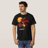 De samoerai staat in een dynamische positie t-shirt (Voorkant volledig)